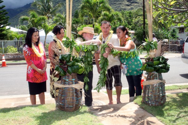 Gov and the Barretts untie the maile Gov and the Barretts untie the maile
